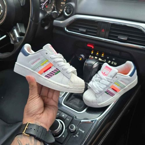 48 Adidas Superstar